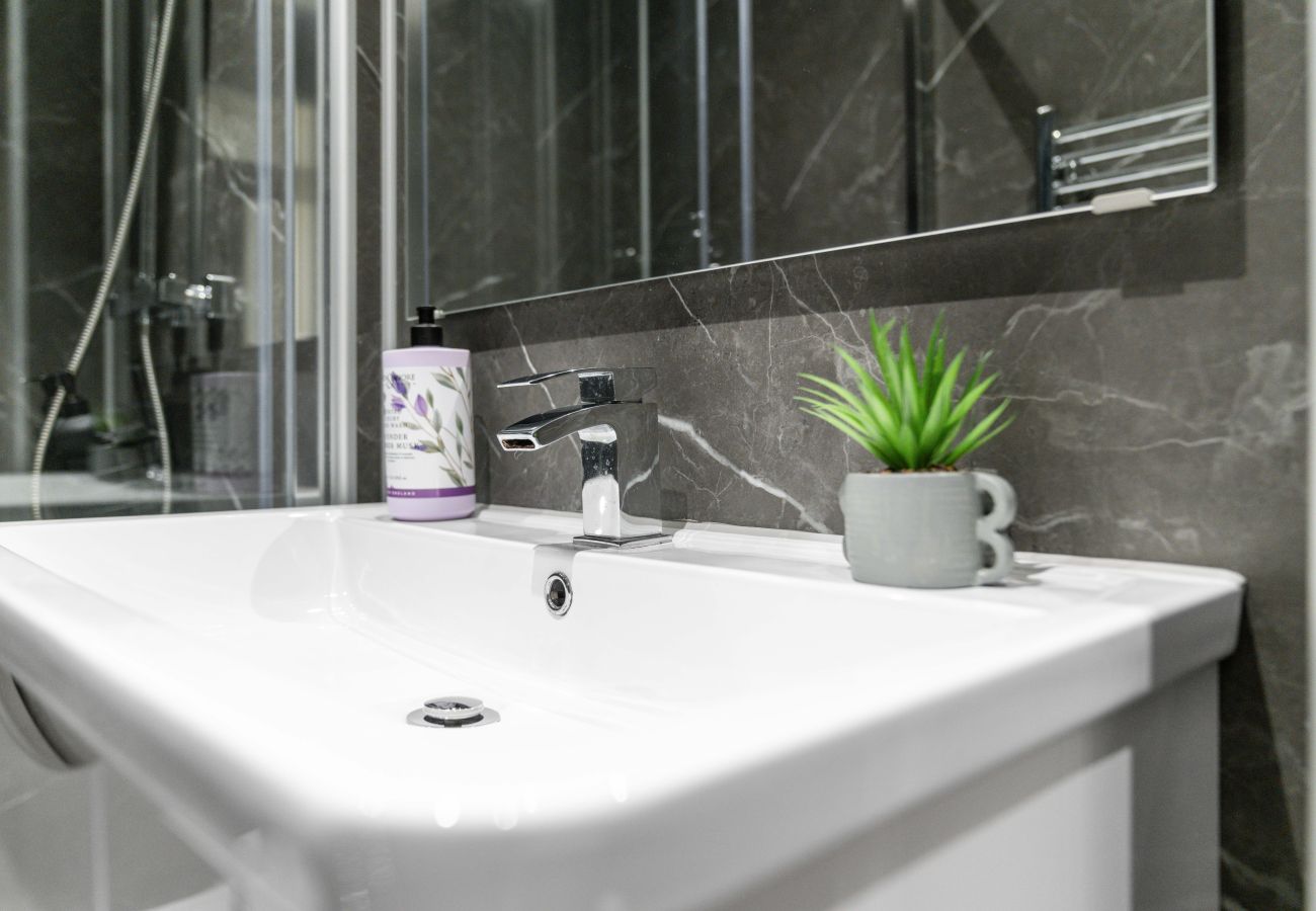 Apartment in Edinburgh - Upper Grove 2 Bedroom Apartment - Edinburgh 