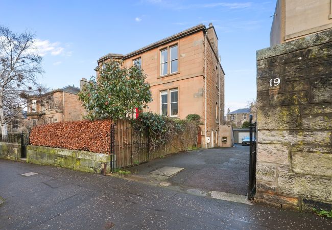 Rent by room in Edinburgh - Merchiston 1 Room in Shared Apartment with Parking - Edinburgh