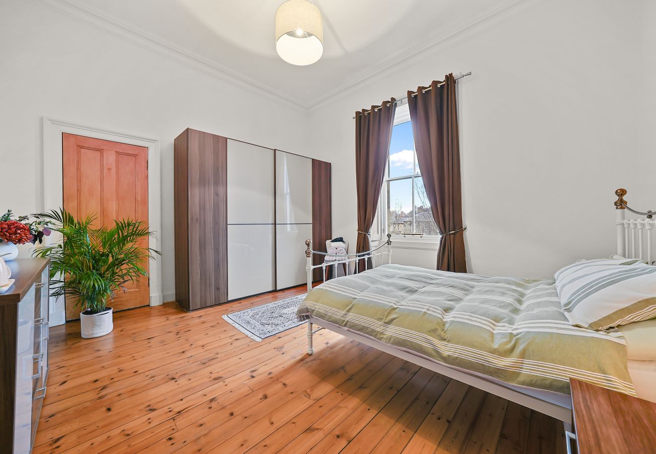 Rent by room in Edinburgh - Merchiston 1 Room in Shared Apartment with Parking - Edinburgh