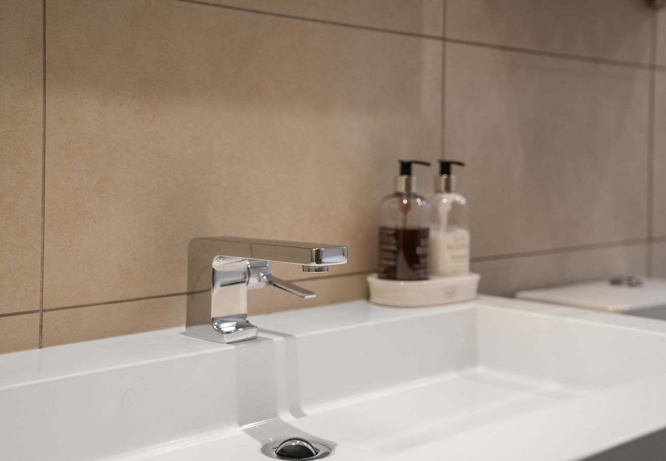 Rent by room in Edinburgh - Merchiston 1 Room in Shared Apartment with Parking - Edinburgh