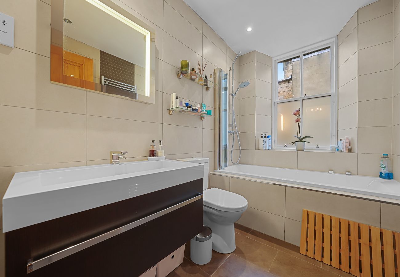 Rent by room in Edinburgh - Merchiston 1 Room in Shared Apartment with Parking - Edinburgh