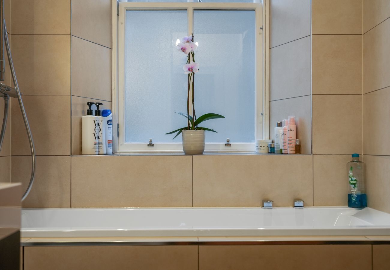 Rent by room in Edinburgh - Merchiston 1 Room in Shared Apartment with Parking - Edinburgh