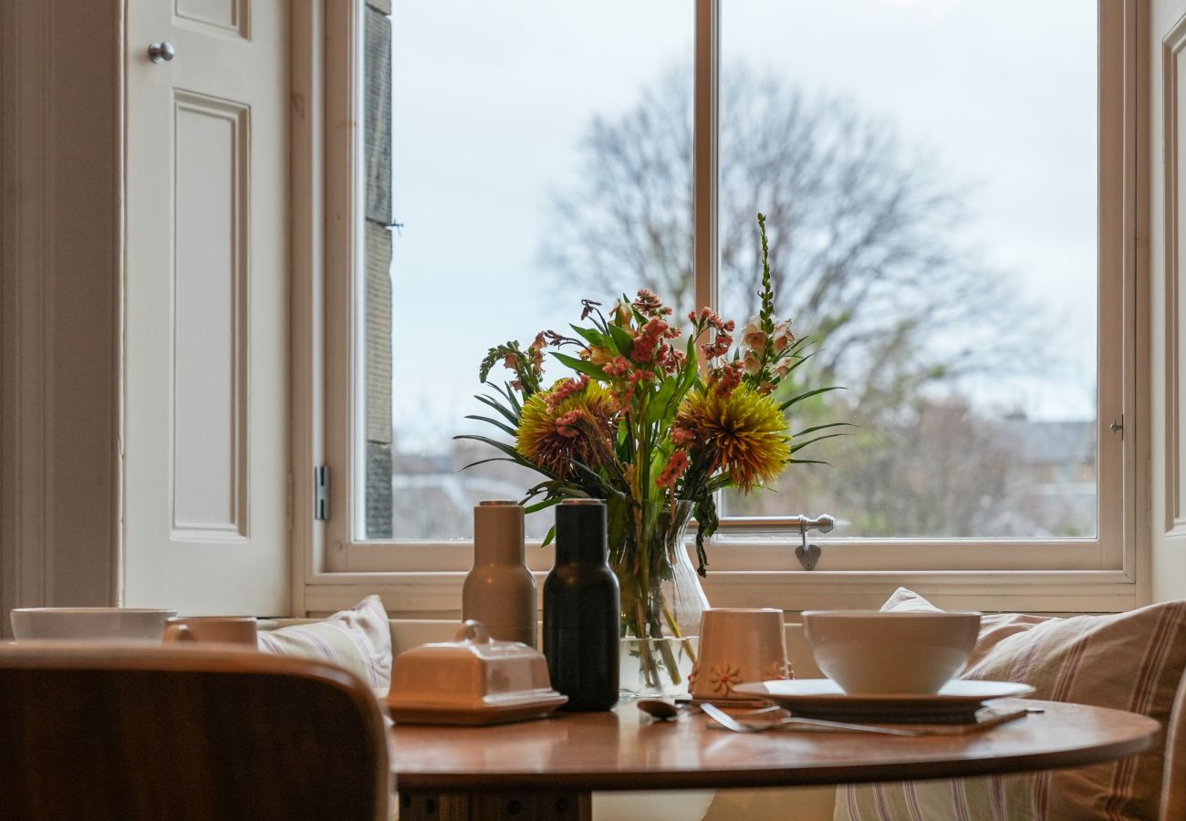 Rent by room in Edinburgh - Merchiston 1 Room in Shared Apartment with Parking - Edinburgh