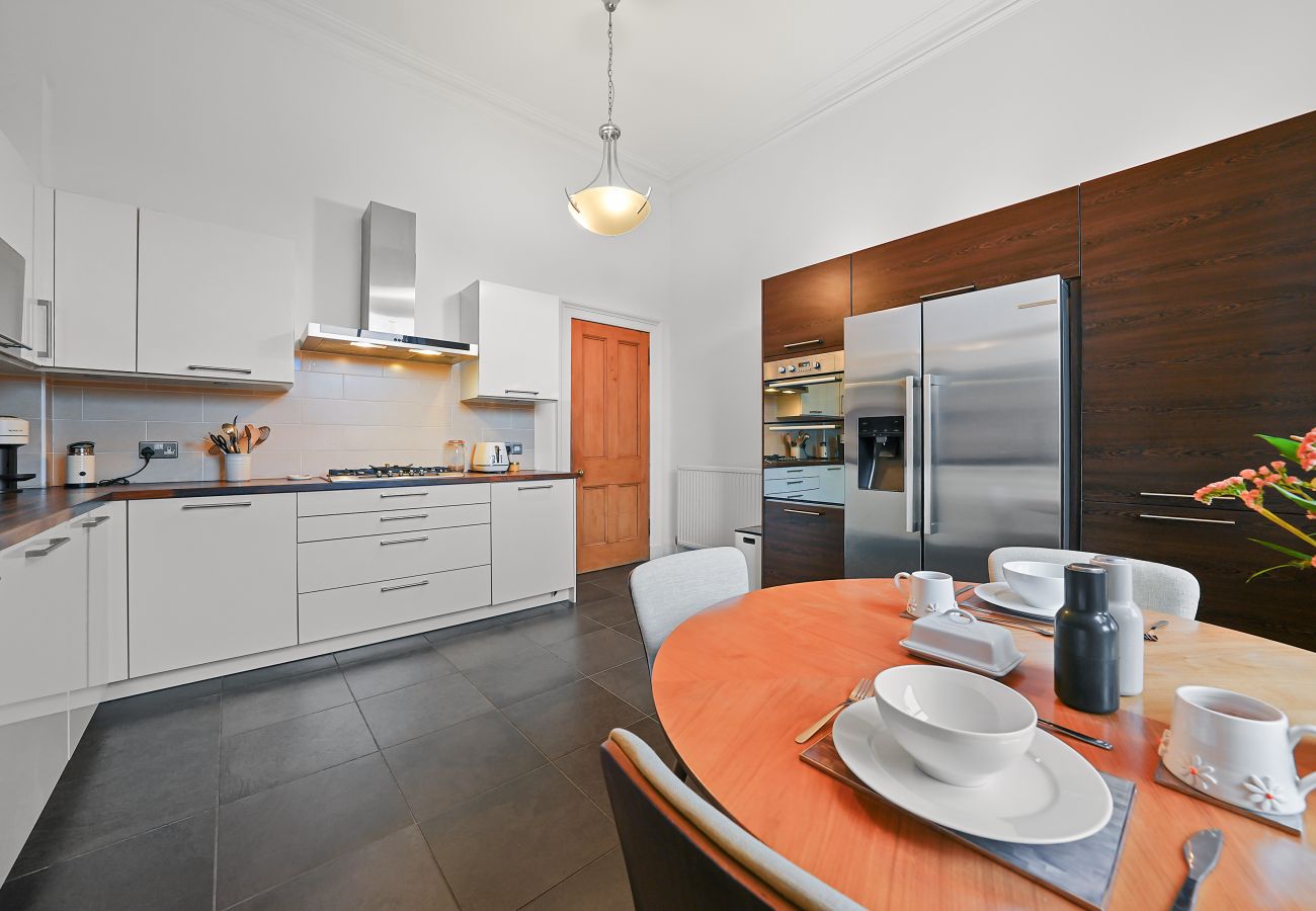 Rent by room in Edinburgh - Merchiston 1 Room in Shared Apartment with Parking - Edinburgh