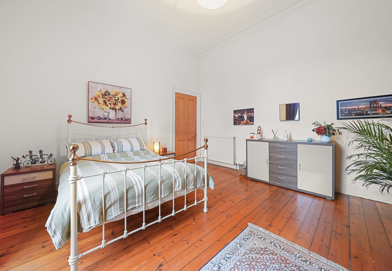 Rent by room in Edinburgh - Merchiston 1 Room in Shared Apartment with Parking - Edinburgh