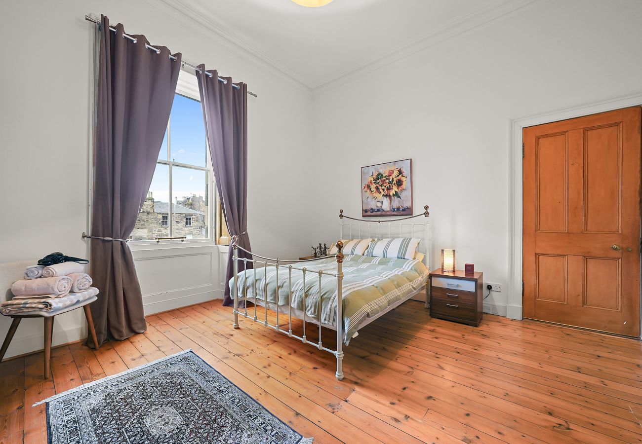 Rent by room in Edinburgh - Merchiston 1 Room in Shared Apartment with Parking - Edinburgh