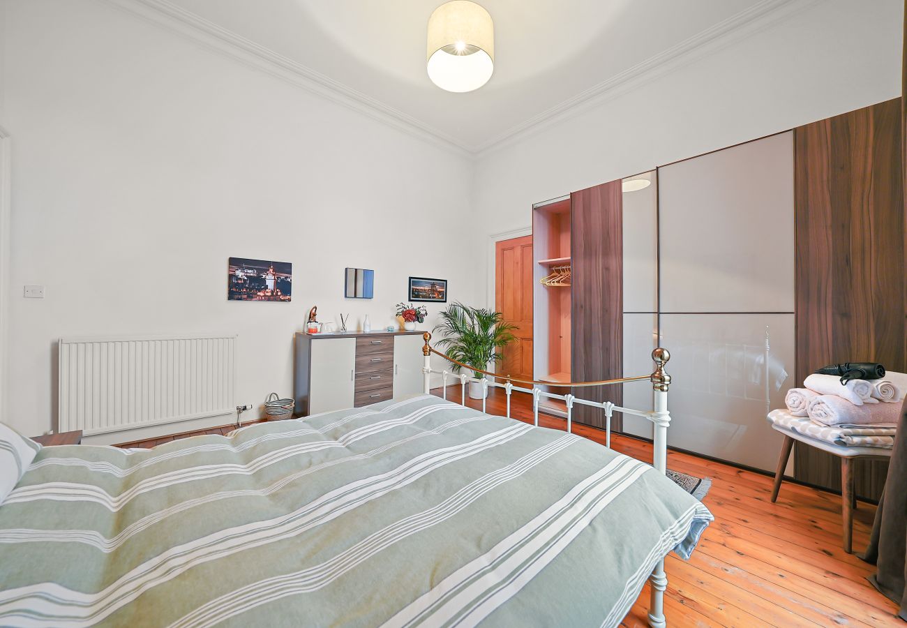 Rent by room in Edinburgh - Merchiston 1 Room in Shared Apartment with Parking - Edinburgh