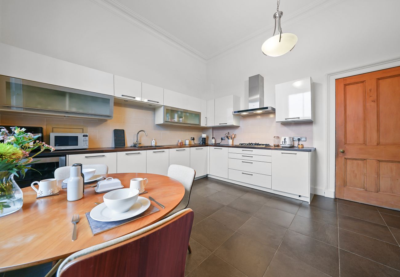 Rent by room in Edinburgh - Merchiston 1 Room in Shared Apartment with Parking - Edinburgh