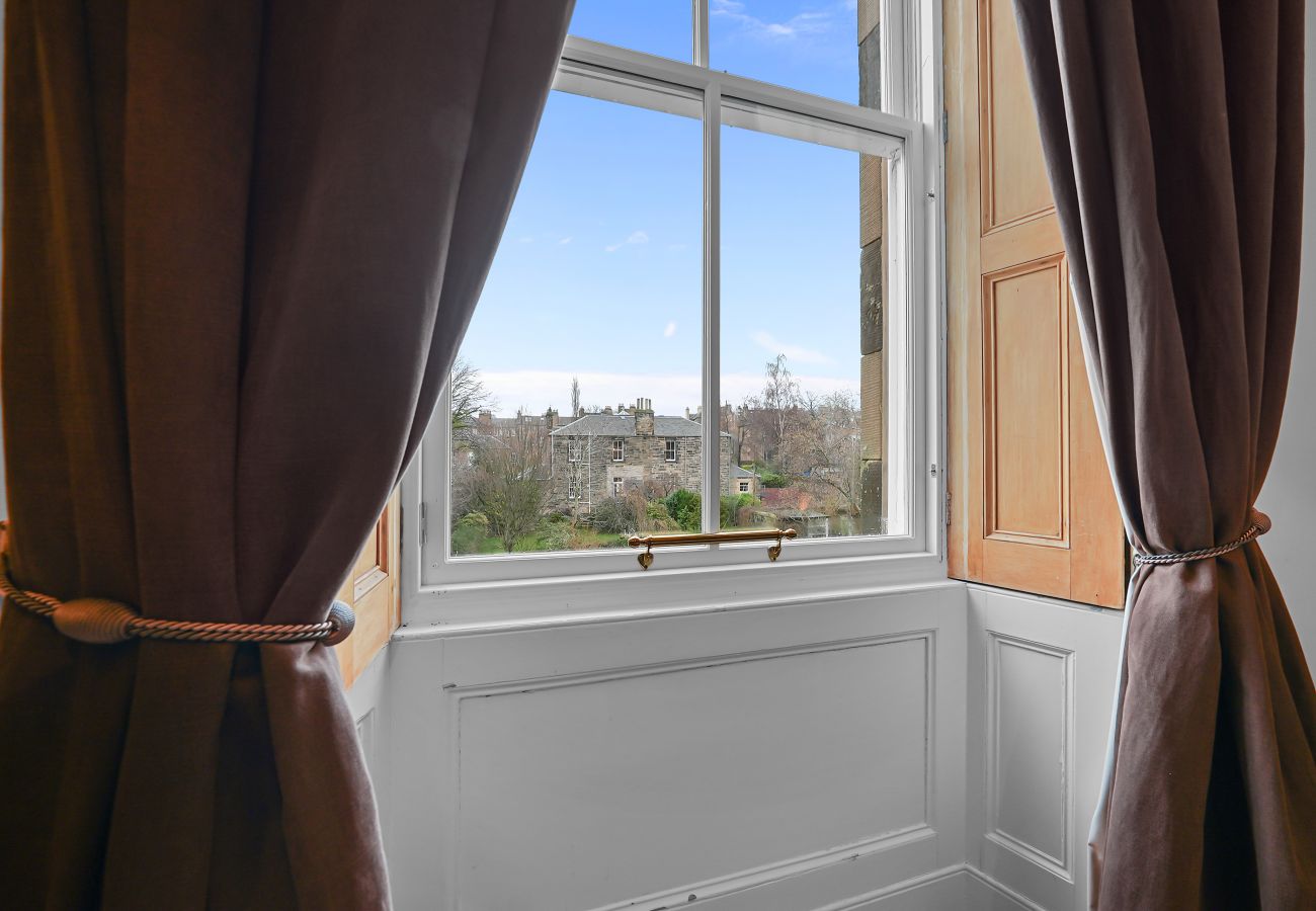 Rent by room in Edinburgh - Merchiston 1 Room in Shared Apartment with Parking - Edinburgh
