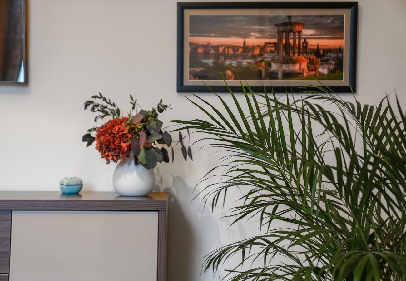 Rent by room in Edinburgh - Merchiston 1 Room in Shared Apartment with Parking - Edinburgh