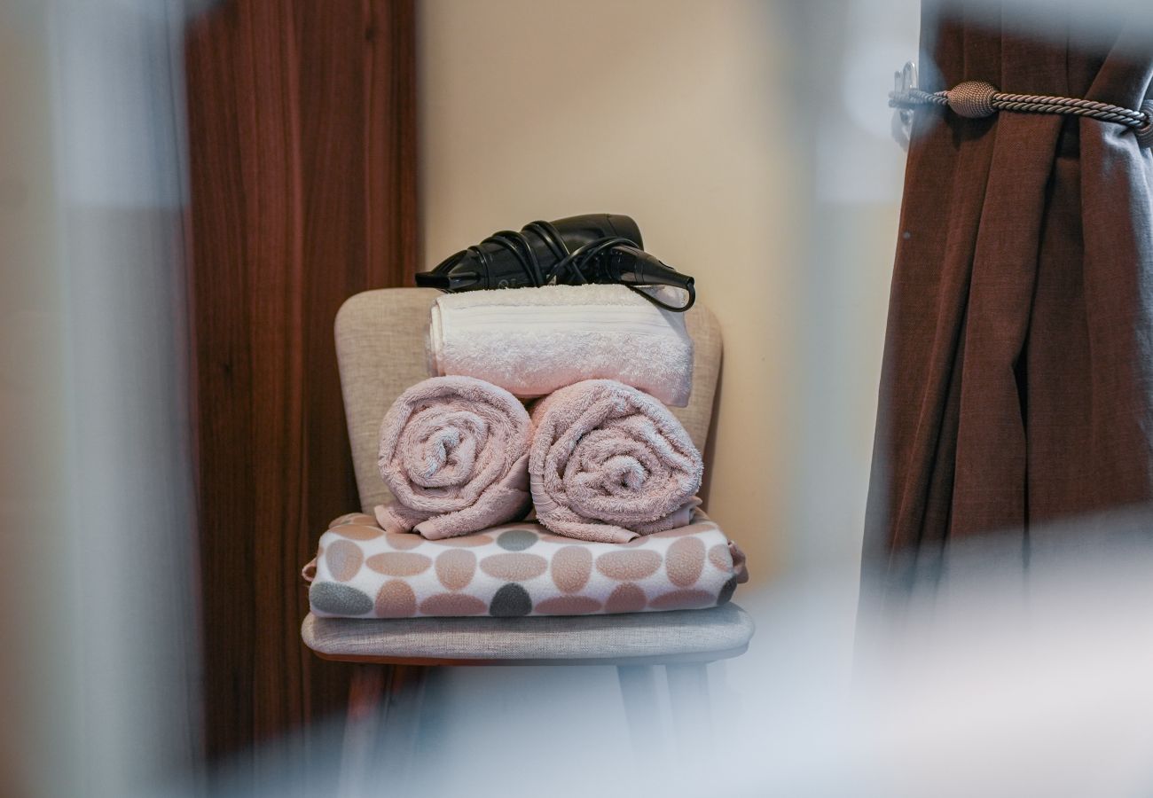 Rent by room in Edinburgh - Merchiston 1 Room in Shared Apartment with Parking - Edinburgh