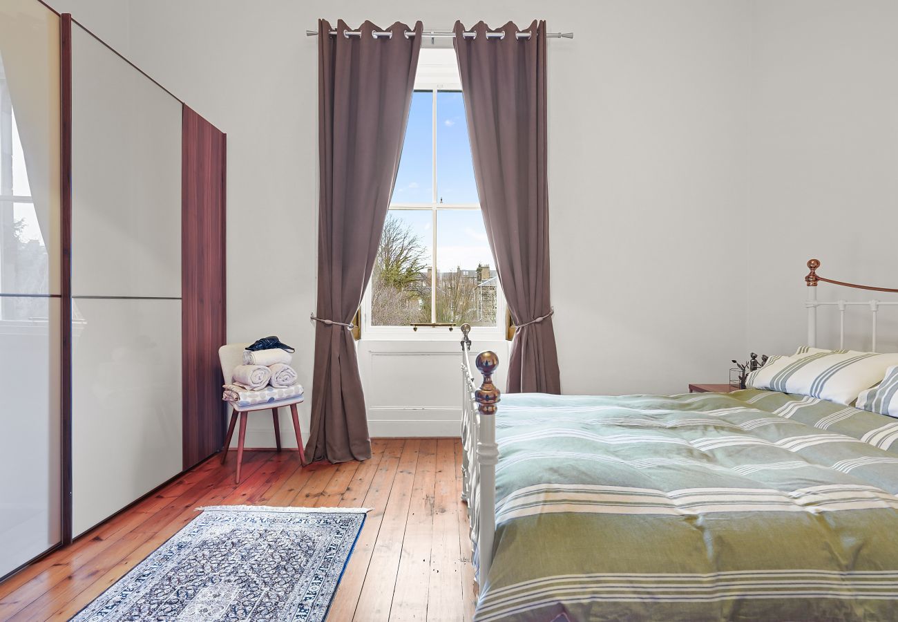 Rent by room in Edinburgh - Merchiston 1 Room in Shared Apartment with Parking - Edinburgh