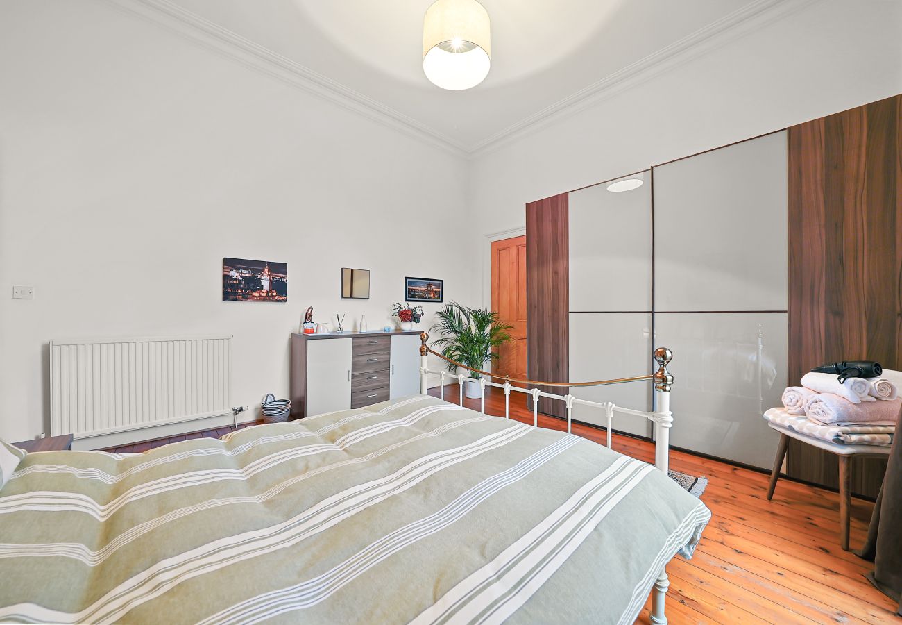 Rent by room in Edinburgh - Merchiston 1 Room in Shared Apartment with Parking - Edinburgh