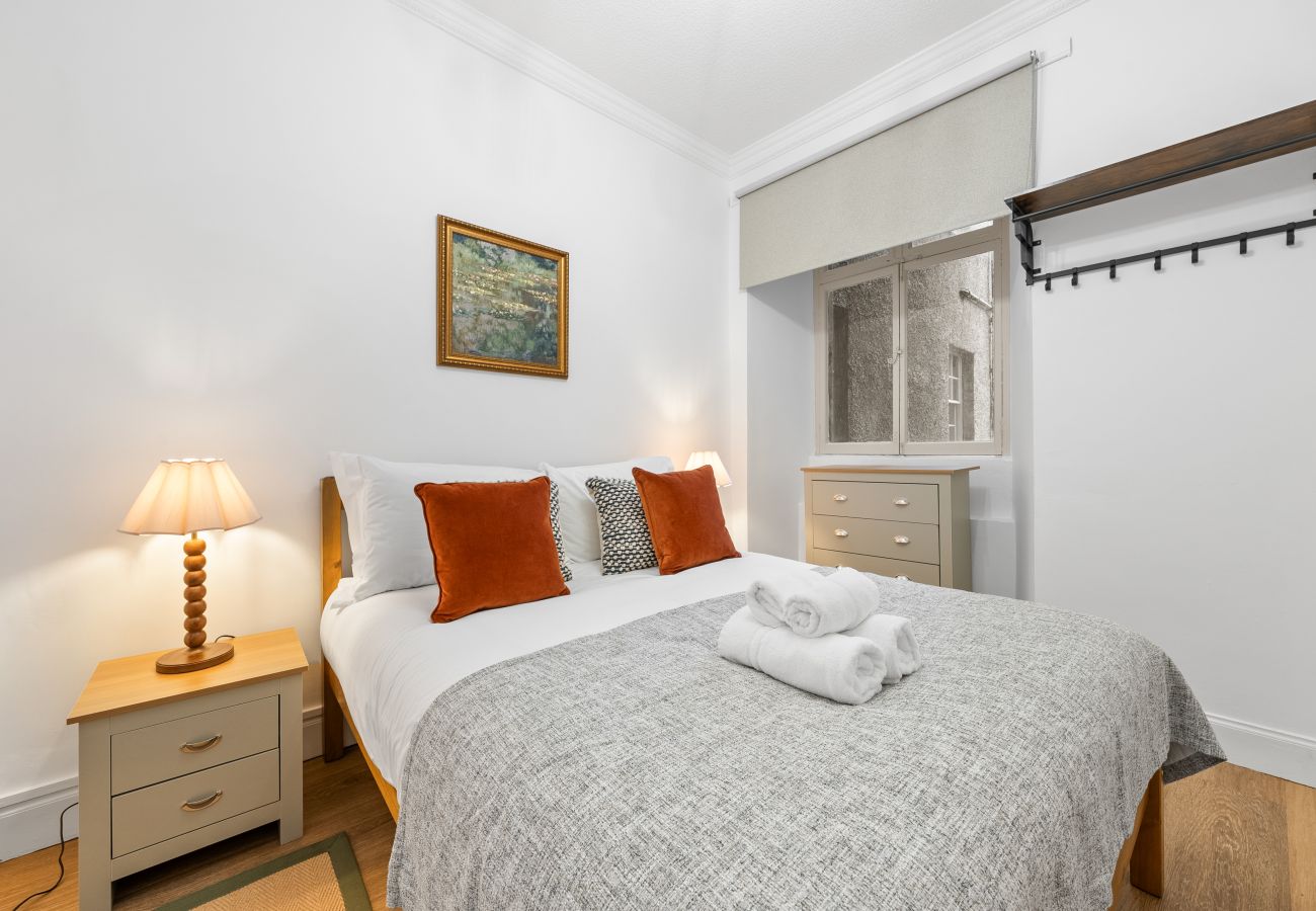 Apartment in Edinburgh - Burnets Close 2 Bedroom Apartment - Edinburgh