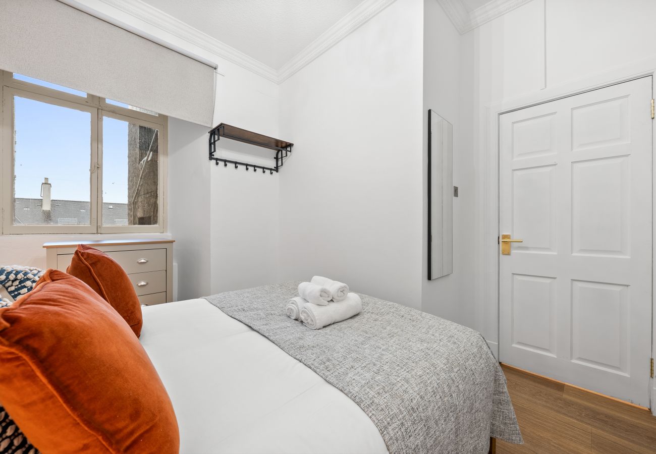 Apartment in Edinburgh - Burnets Close 2 Bedroom Apartment - Edinburgh