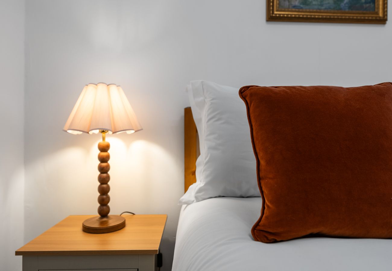 Apartment in Edinburgh - Burnets Close 2 Bedroom Apartment - Edinburgh