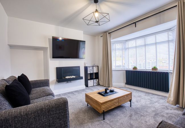 House in Westhoughton - Westhoughton 3 Bedroom House - Free Parking	