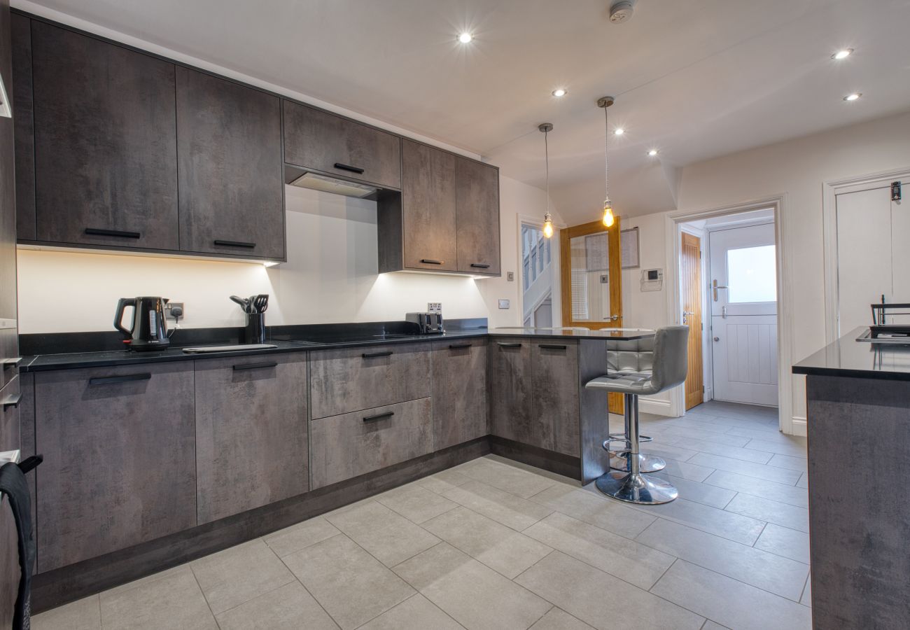 House in Westhoughton - Westhoughton 3 Bedroom House - Free Parking	