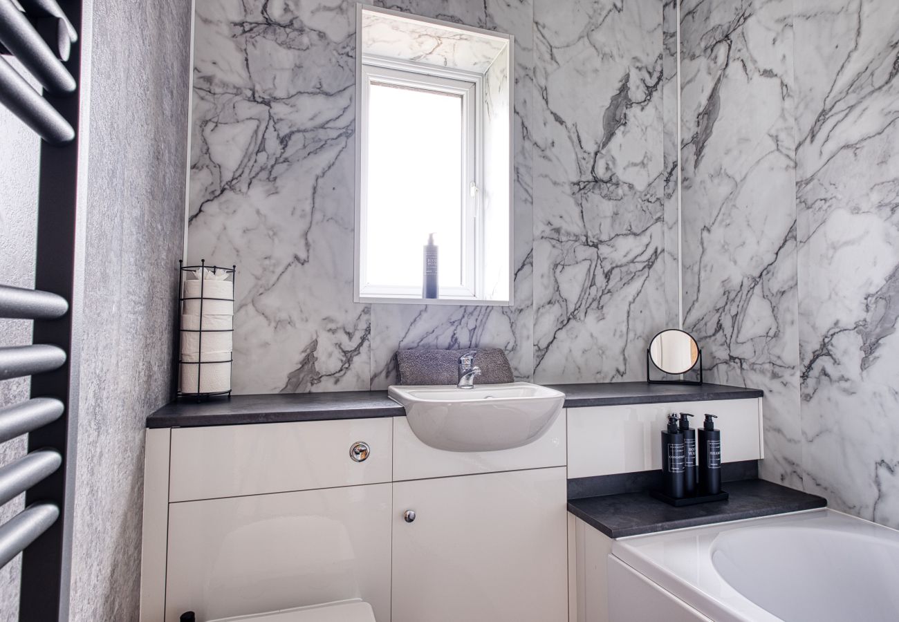 House in Westhoughton - Westhoughton 3 Bedroom House - Free Parking	