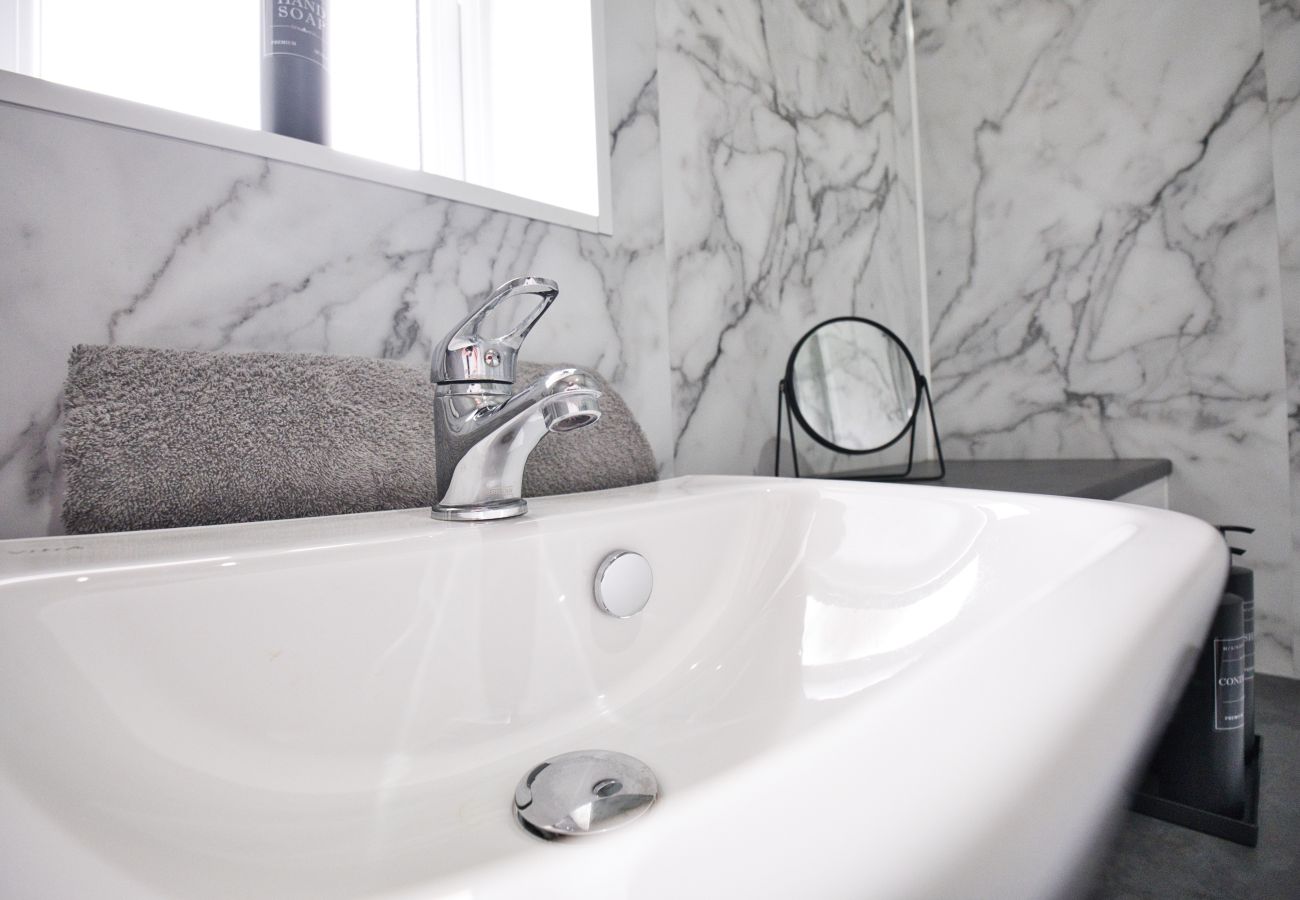 House in Westhoughton - Westhoughton 3 Bedroom House - Free Parking	