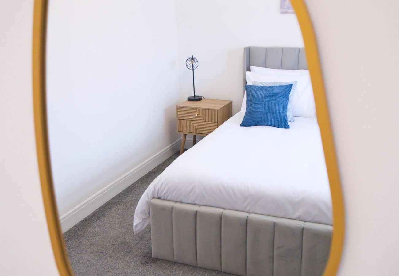 House in Westhoughton - Westhoughton 3 Bedroom House - Free Parking	