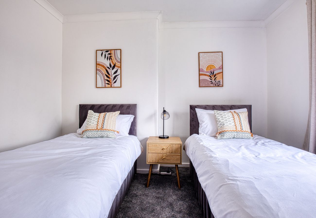 House in Westhoughton - Westhoughton 3 Bedroom House - Free Parking	