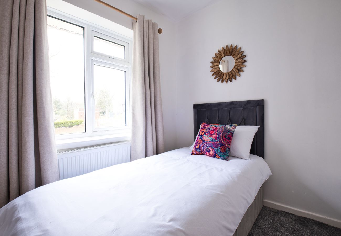 House in Westhoughton - Westhoughton 3 Bedroom House - Free Parking	