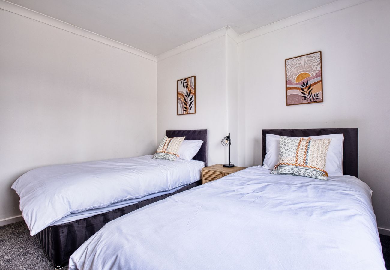 House in Westhoughton - Westhoughton 3 Bedroom House - Free Parking	