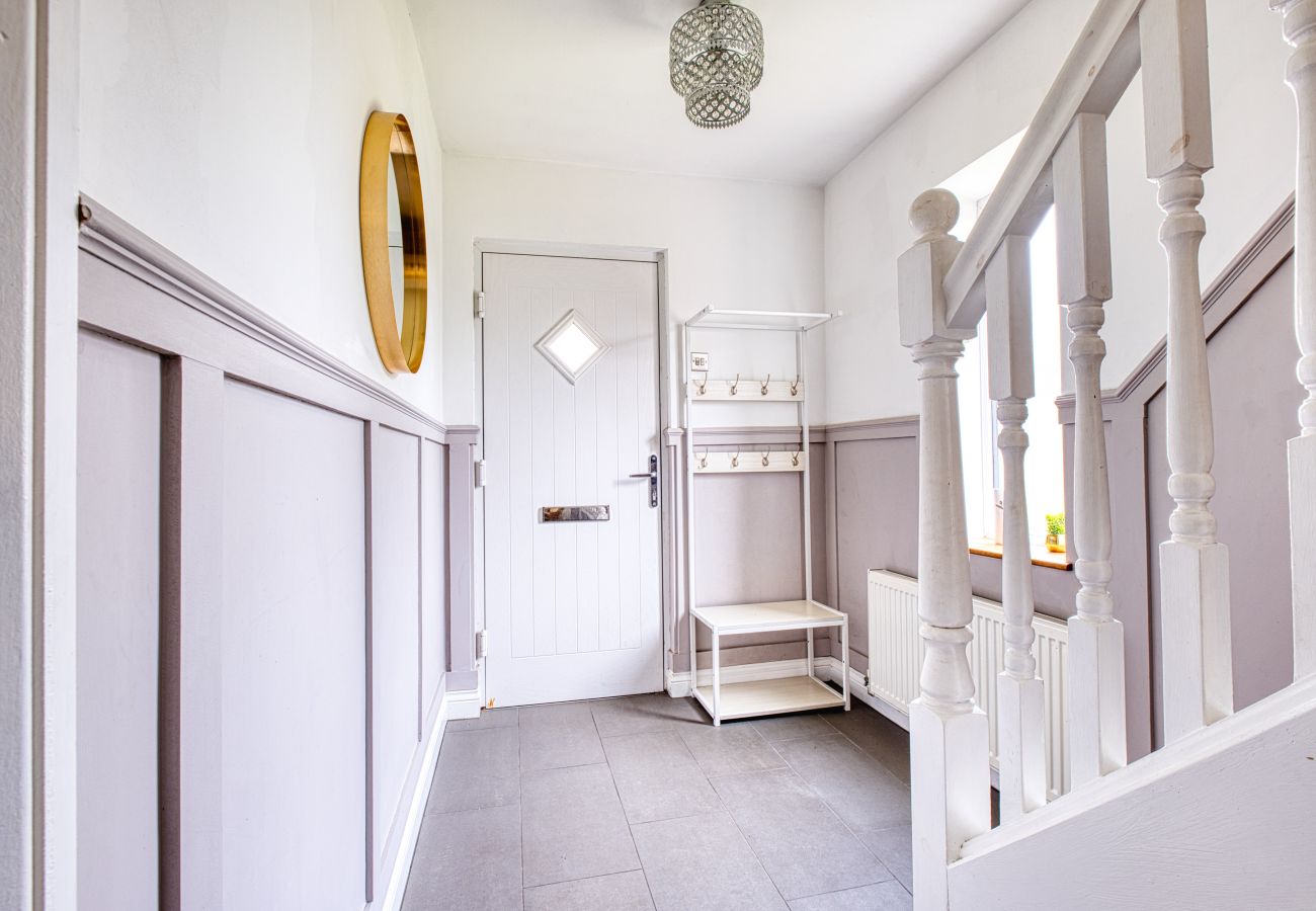 House in Westhoughton - Westhoughton 3 Bedroom House - Free Parking	