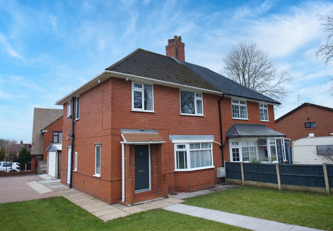 House in Westhoughton - Westhoughton 3 Bedroom House - Free Parking	
