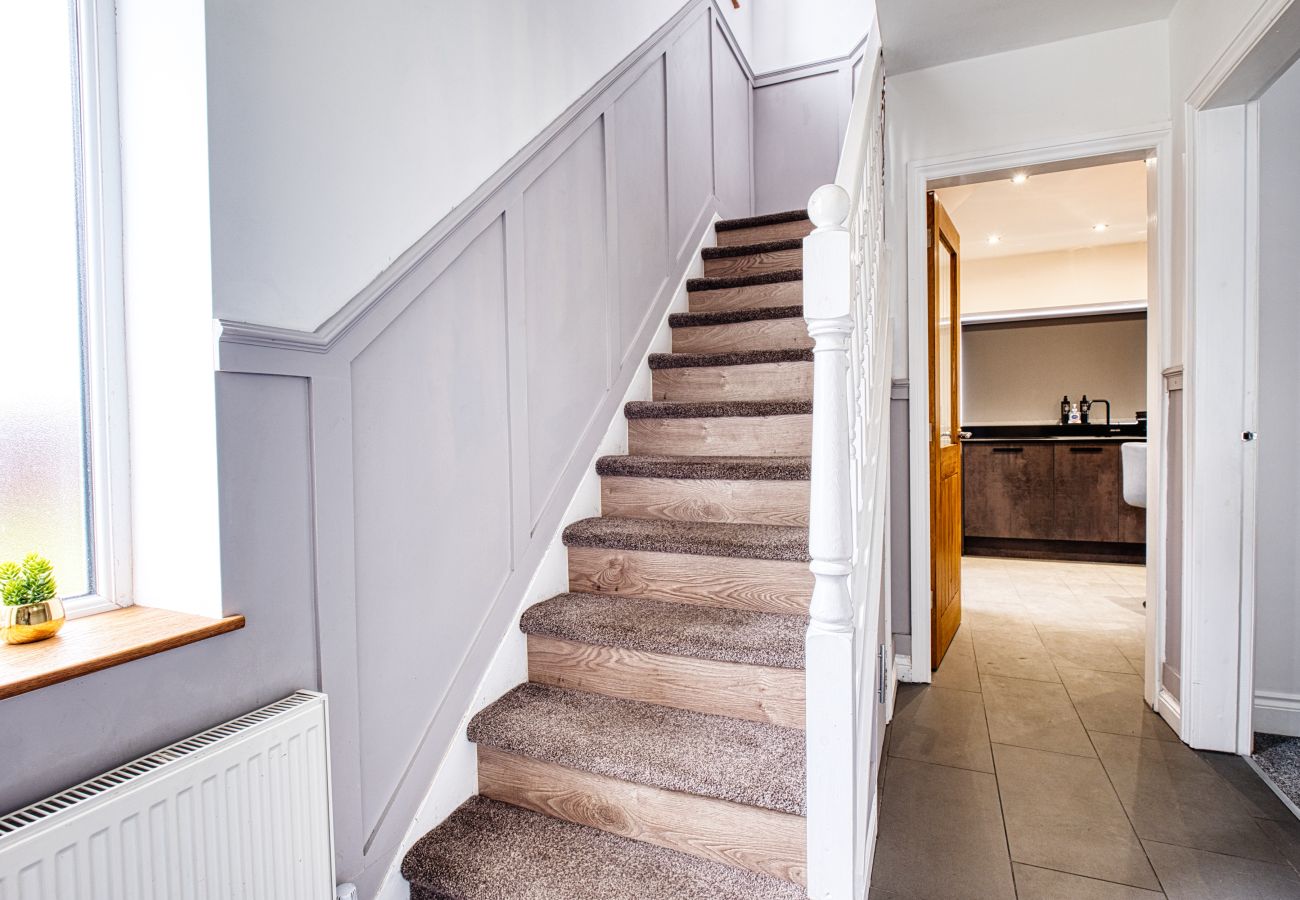 House in Westhoughton - Westhoughton 3 Bedroom House - Free Parking	