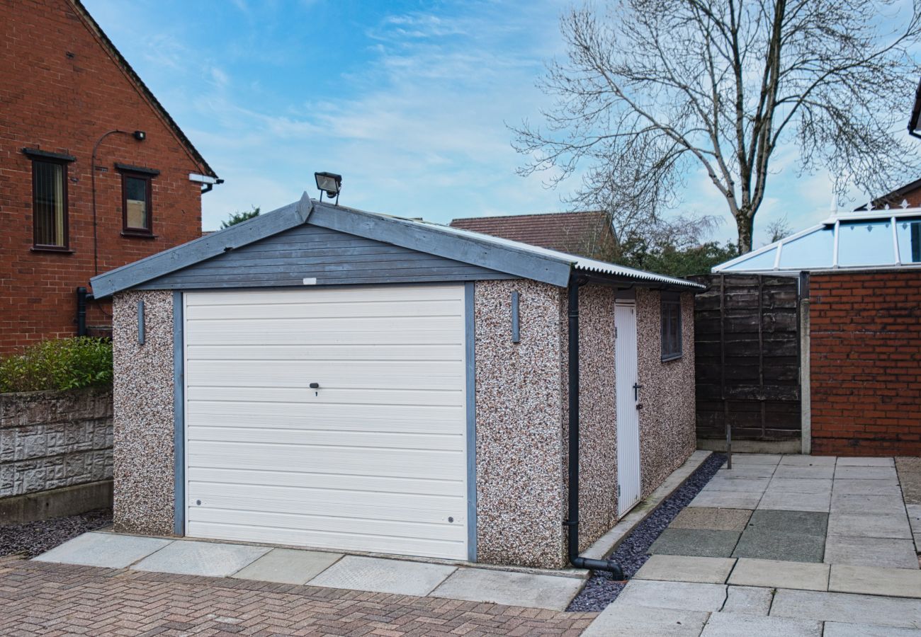 House in Westhoughton - Westhoughton 3 Bedroom House - Free Parking	