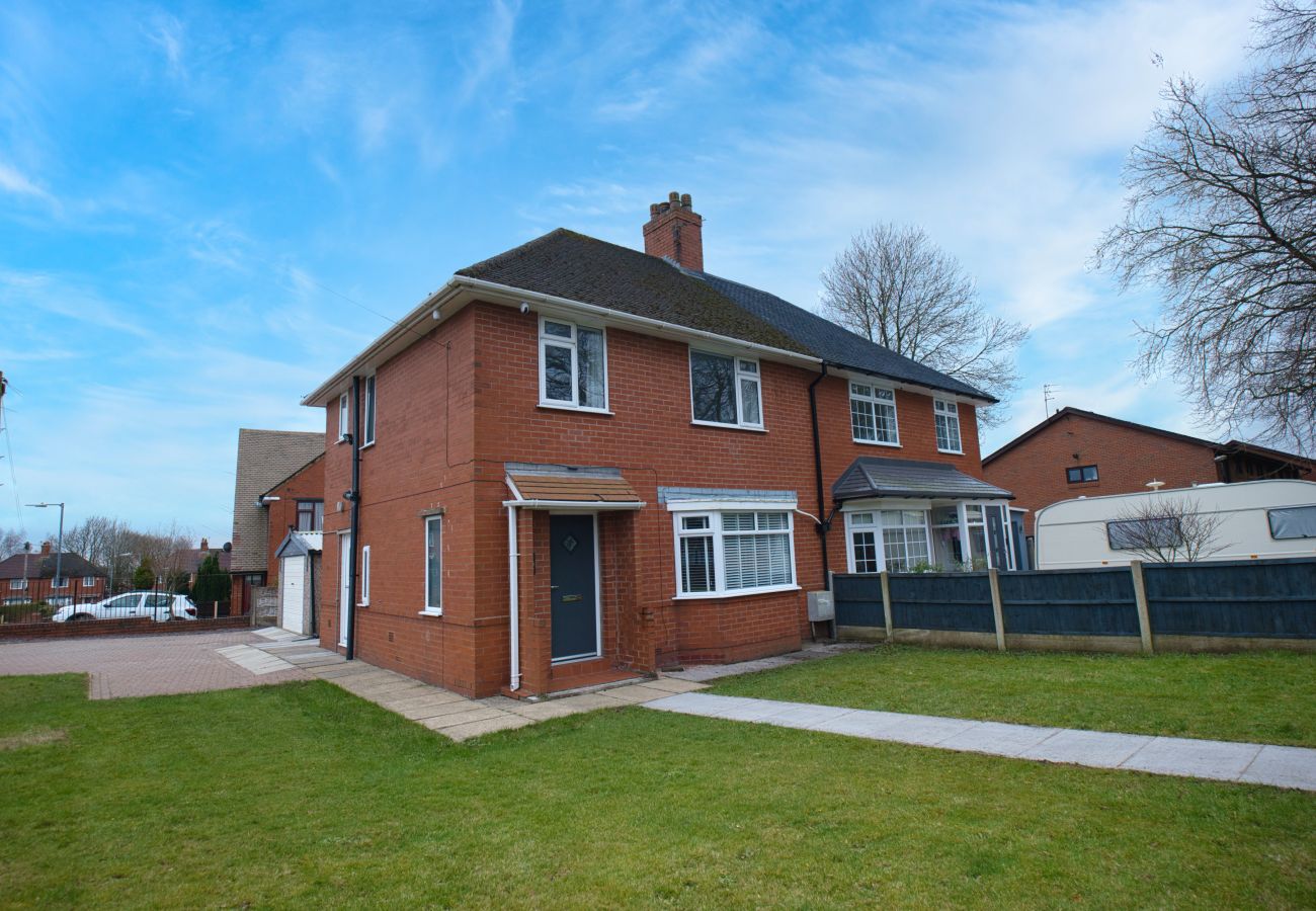 House in Westhoughton - Westhoughton 3 Bedroom House - Free Parking	