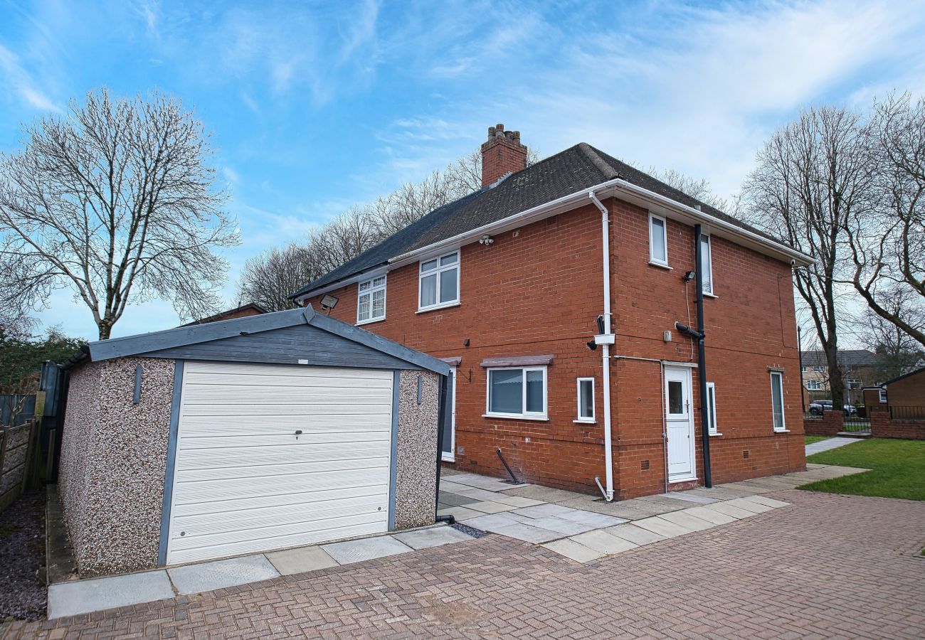 House in Westhoughton - Westhoughton 3 Bedroom House - Free Parking	
