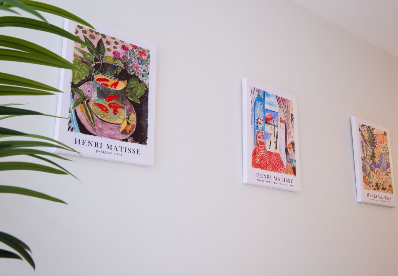 Apartment in Cheltenham - Black Caviar 2 Bedroom Apartment, Cheltenham by mySTAYINN