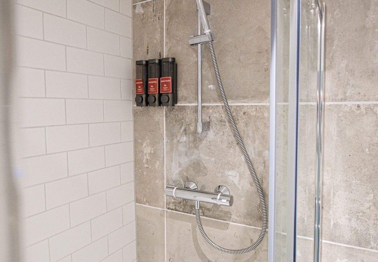 Apartment in Cheltenham - Black Caviar 2 Bedroom Apartment, Cheltenham by mySTAYINN