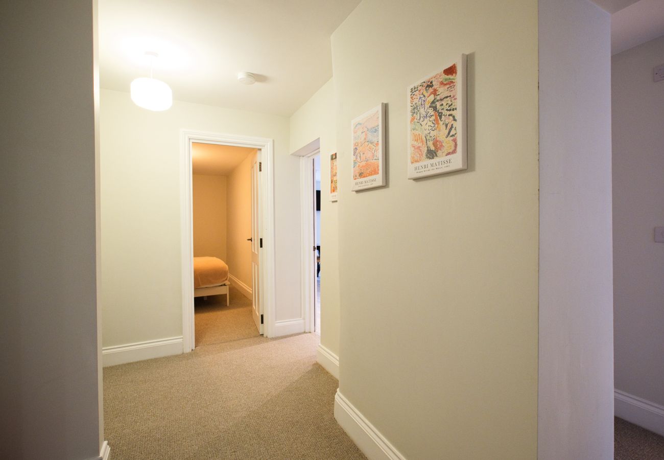 Apartment in Cheltenham - Black Caviar 2 Bedroom Apartment, Cheltenham by mySTAYINN