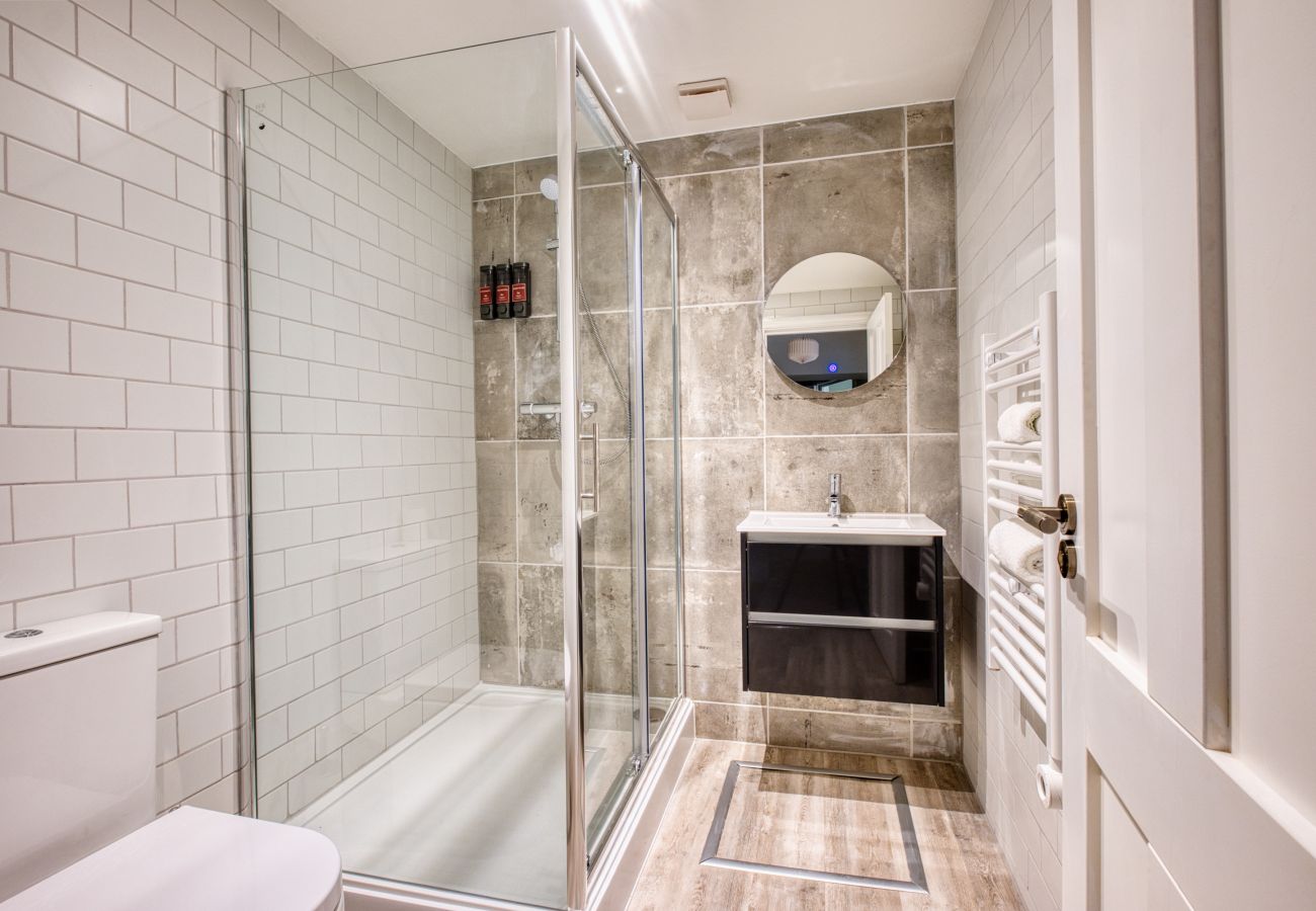 Apartment in Cheltenham - Black Caviar 2 Bedroom Apartment, Cheltenham by mySTAYINN