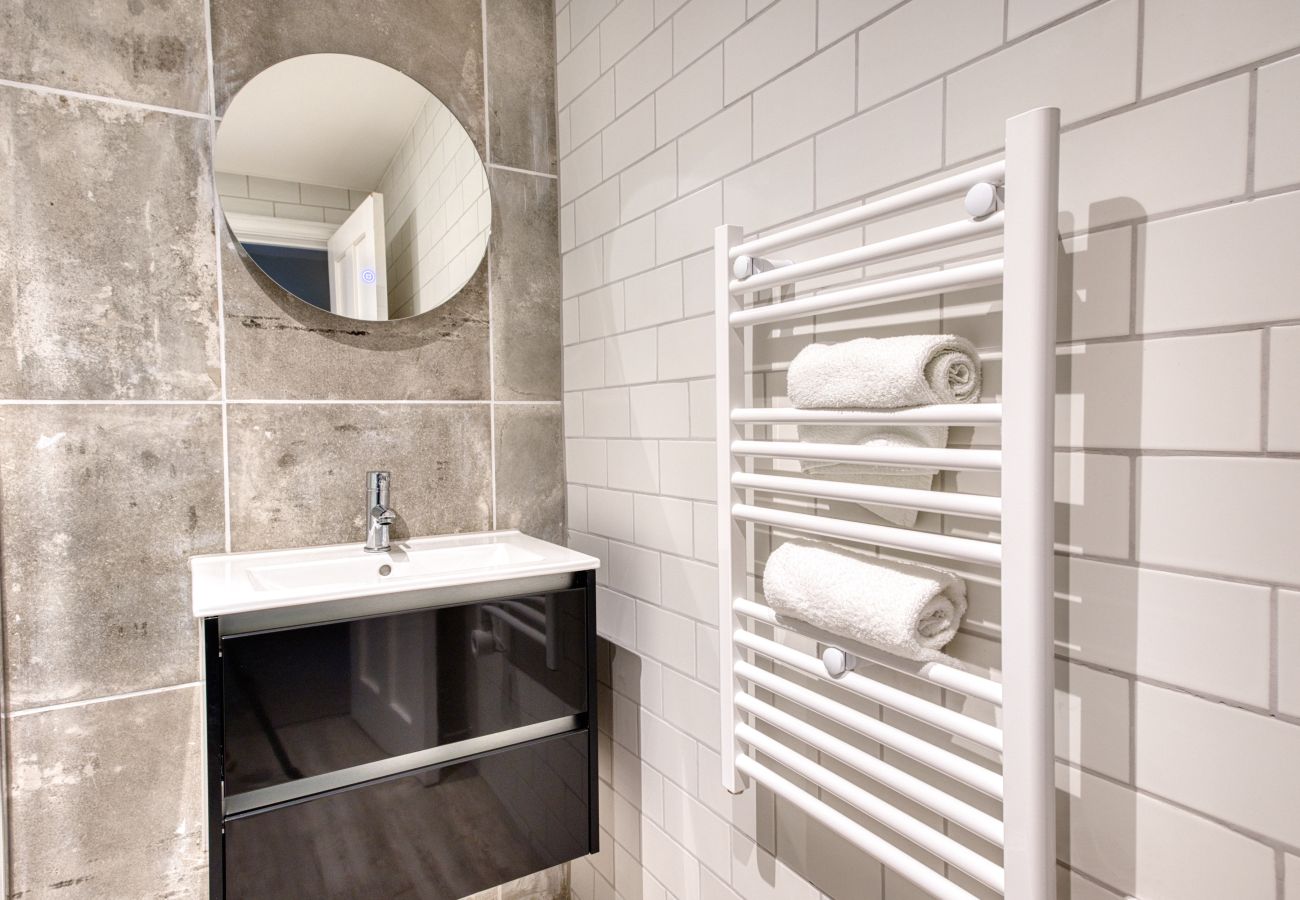 Apartment in Cheltenham - Black Caviar 2 Bedroom Apartment, Cheltenham by mySTAYINN