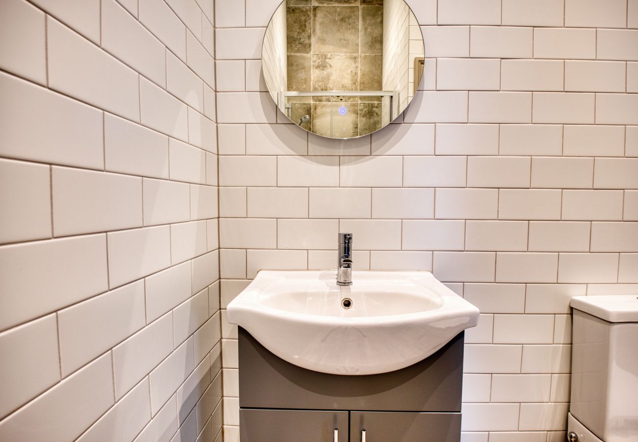 Apartment in Cheltenham - Frankel 3 Bedroom Apartment, Cheltenham by mySTAYINN