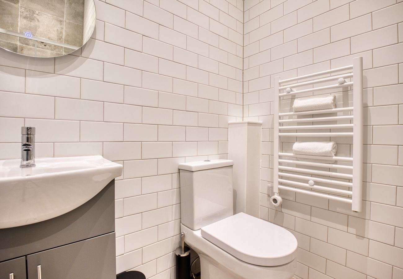 Apartment in Cheltenham - Frankel 3 Bedroom Apartment, Cheltenham by mySTAYINN