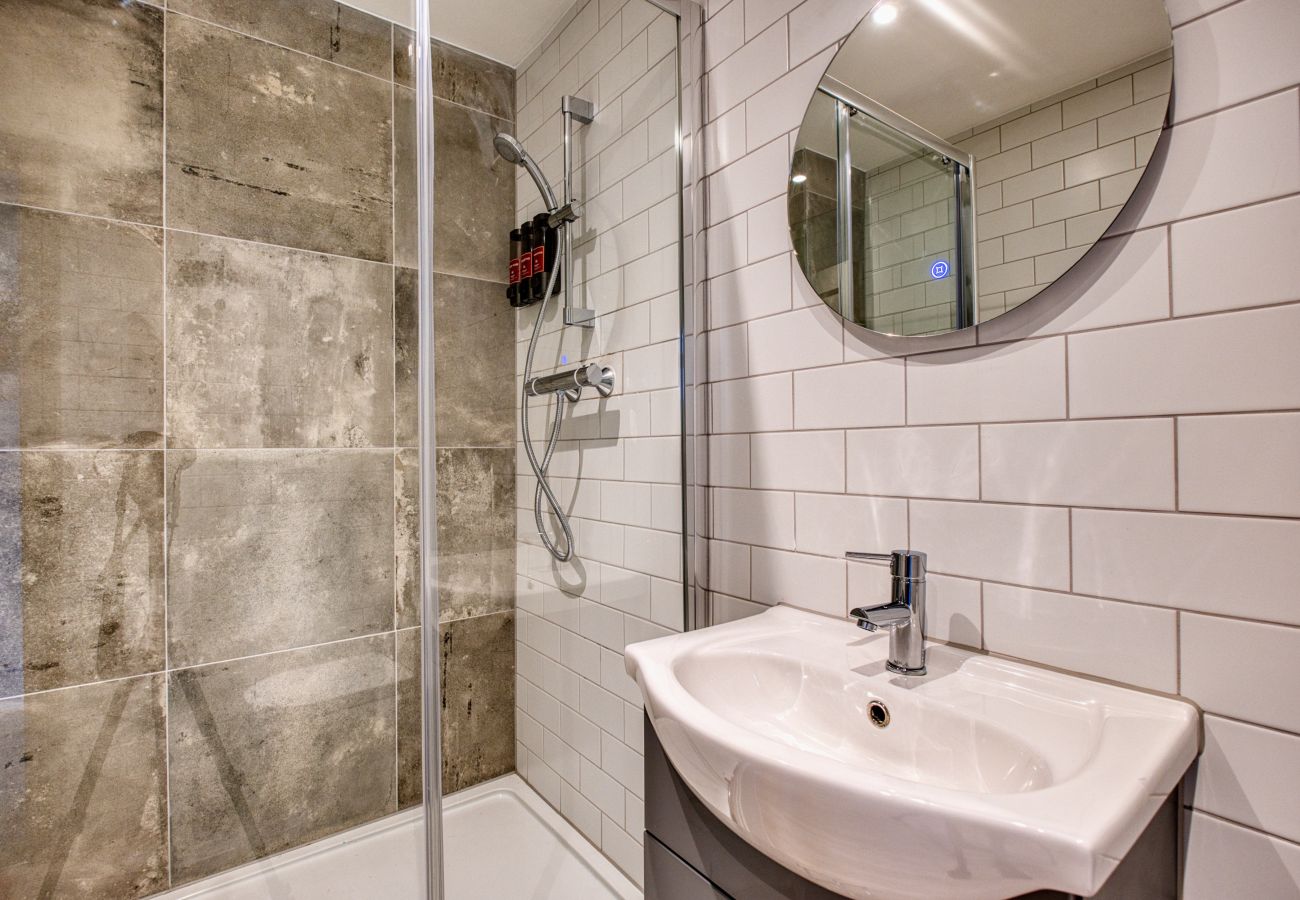 Apartment in Cheltenham - Frankel 3 Bedroom Apartment, Cheltenham by mySTAYINN