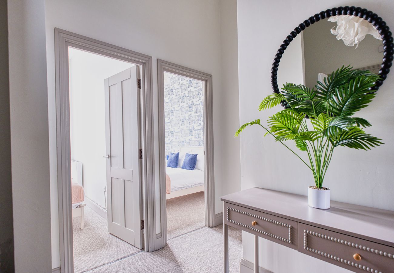 Apartment in Cheltenham - Frankel 3 Bedroom Apartment, Cheltenham by mySTAYINN