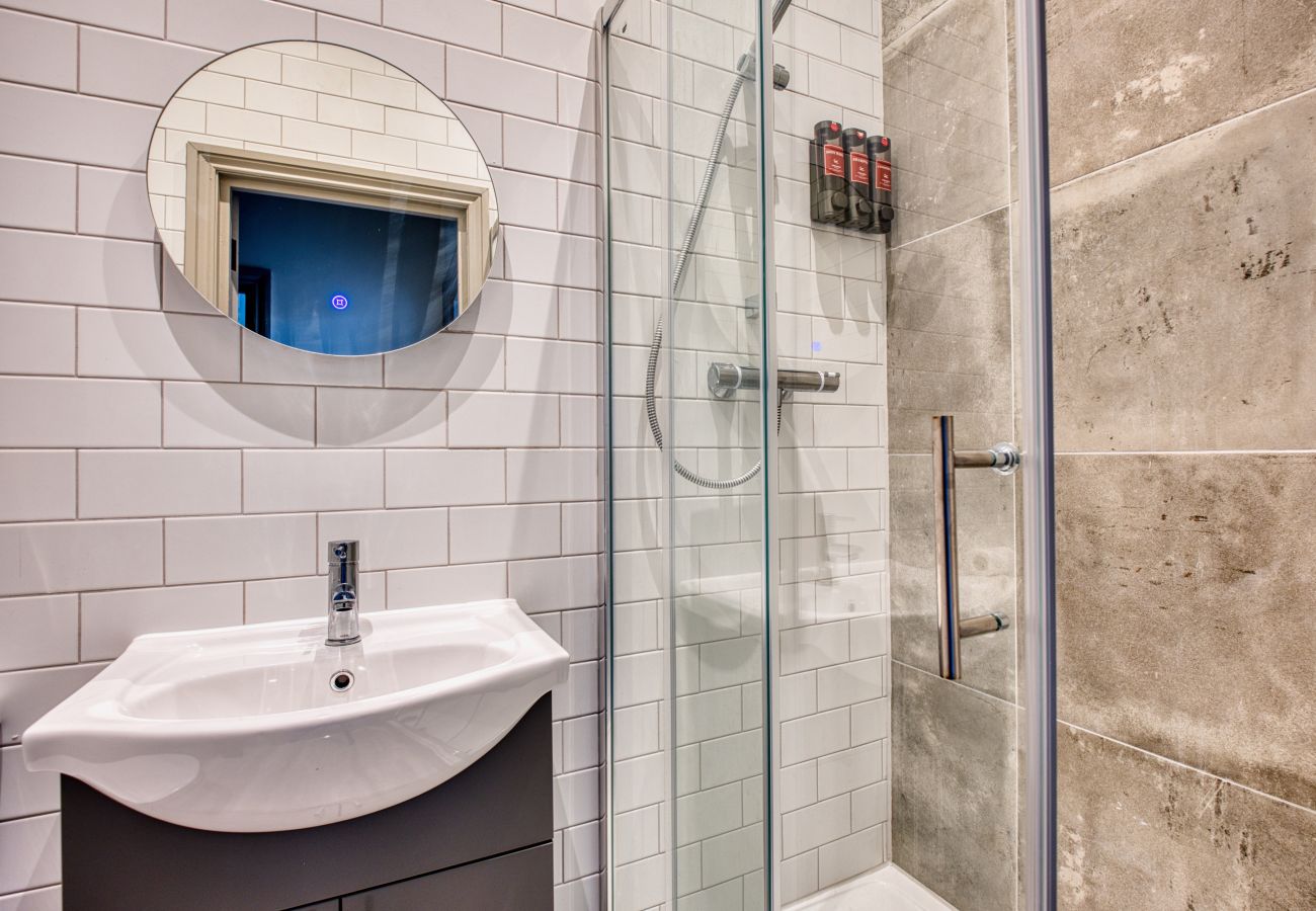 Apartment in Cheltenham - Montpellier 1 Bedroom Apartment, Cheltenham  by mySTAYINN