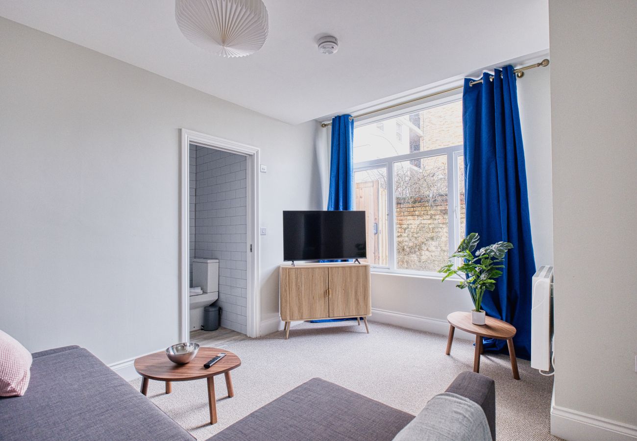 Cottage in Cheltenham - Ivy Cottage, 1 Bedroom, Cheltenham City Centre by mySTAYINN