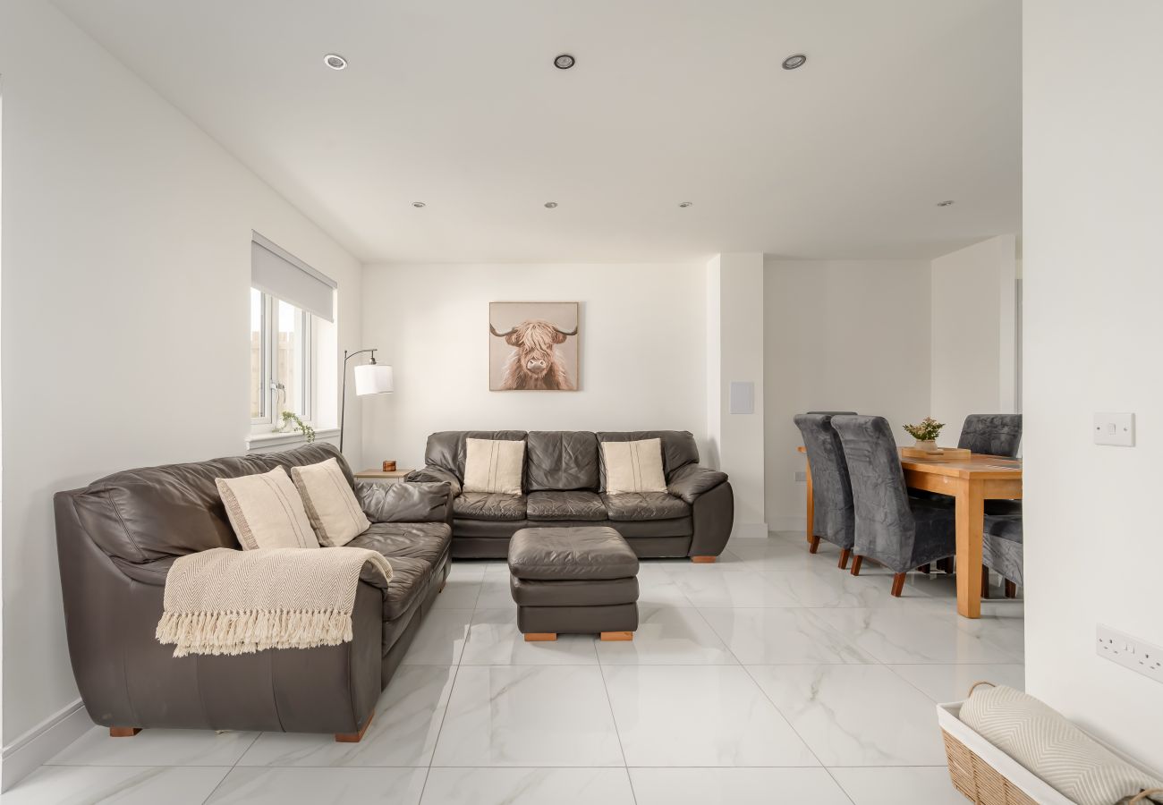 House in Dalkeith - Heather Way Modern 4 Bedroom House - Mayfield, Dalkeith