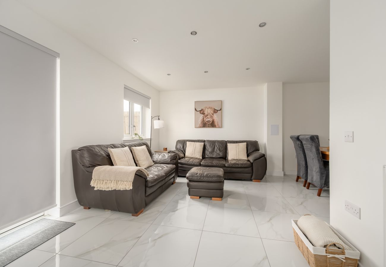 House in Dalkeith - Heather Way Modern 4 Bedroom House - Mayfield, Dalkeith