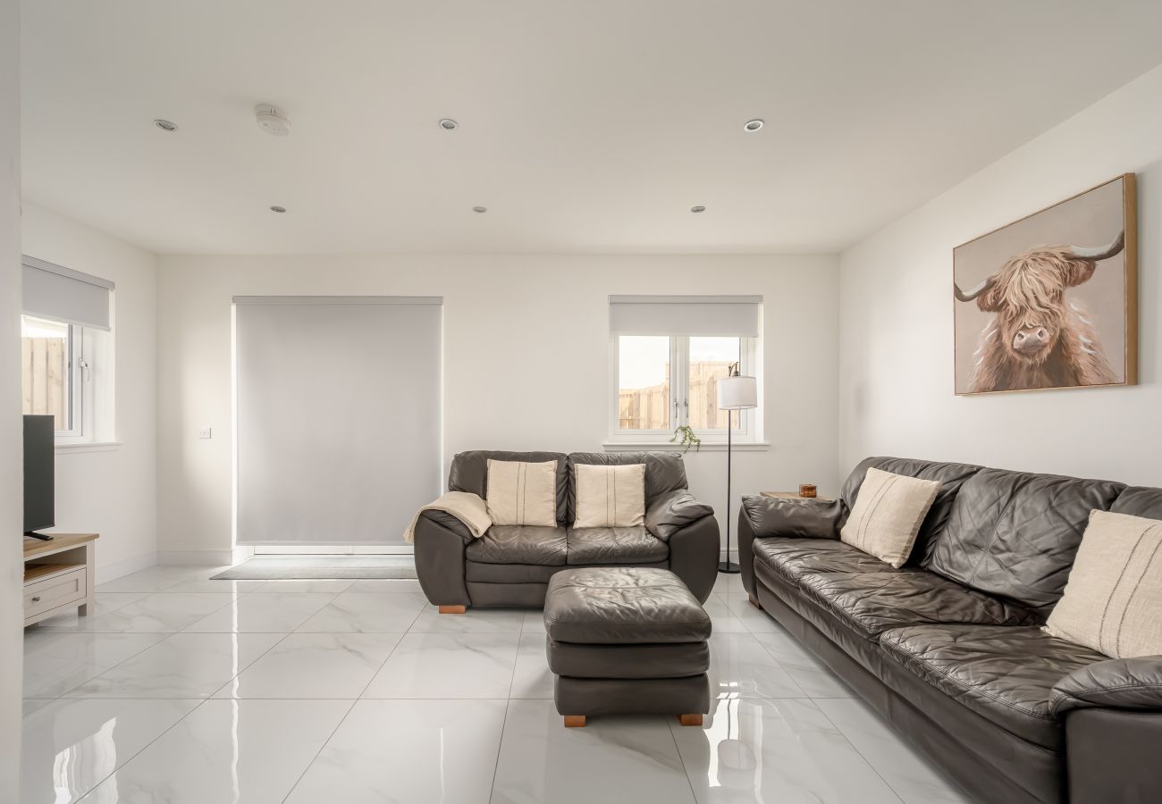 House in Dalkeith - Heather Way Modern 4 Bedroom House - Mayfield, Dalkeith