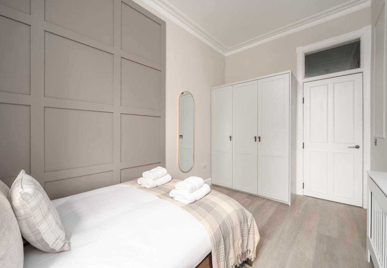 Apartment in Edinburgh - Dean Park 2 Bedroom Apartment - Edinburgh