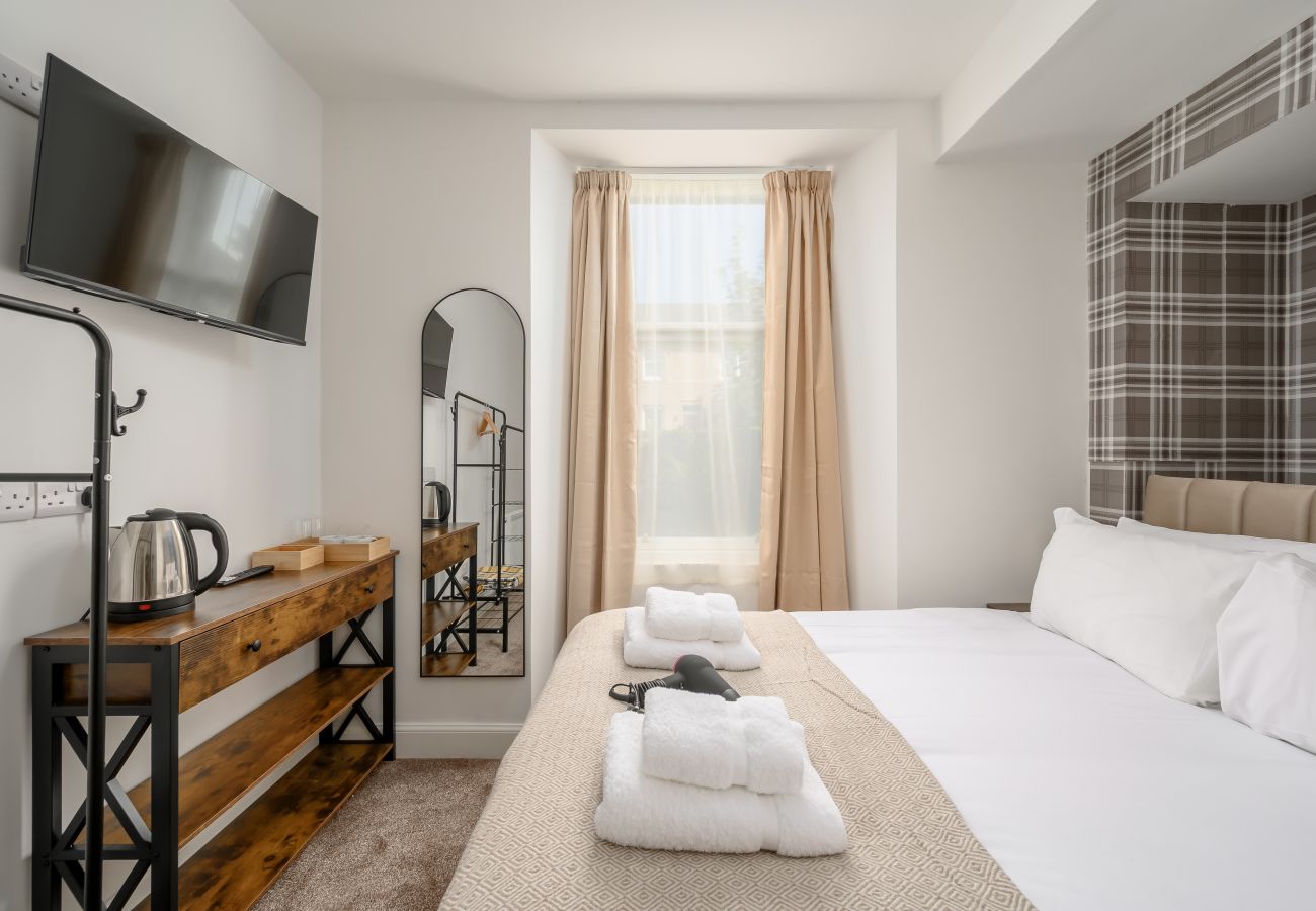 Rent by room in Edinburgh - Newsome Lodge - Room 4 - Gilmerton, Edinburgh
